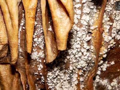 Scendiamo ancora un po' e Giovanni ci indica alcune curiose composizioni globulari biancastre, simili a dei popcorn. �Sono cristalli di aragonite - ci spiega lo speleologo �: un minerale costituito da carbonato di calcio�